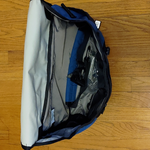 Small blue & black Timbuk2 laptop messenger bag with cross-body strap - Picture 6 of 15